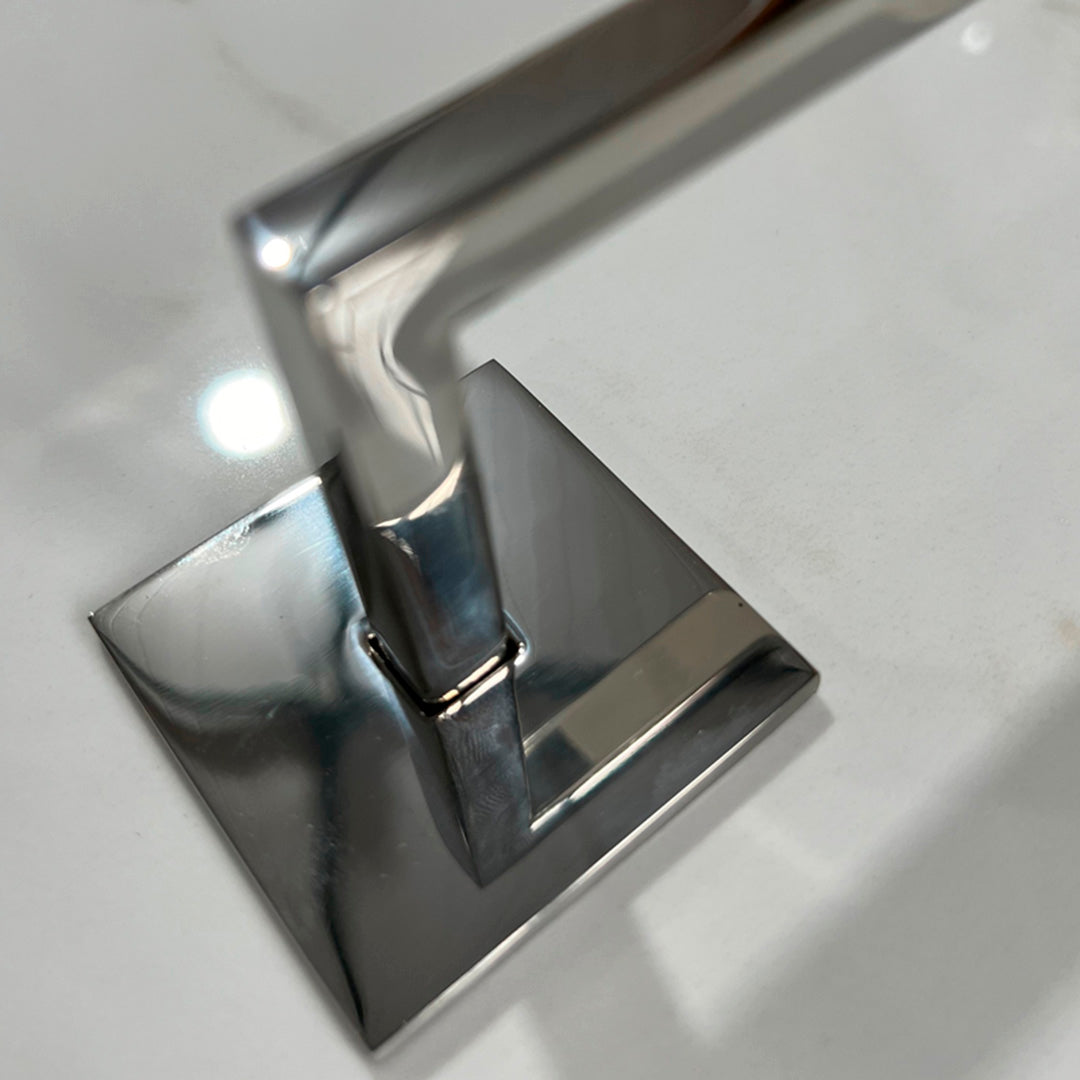 Porta Papel Higiênico SIGA de Parede Inox 304 Curvo – Base Quadrada Polida - Fixação Premium